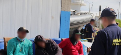 armada colombiana captura a tres nicaraguenses con carga de cocaina en mar caribe
