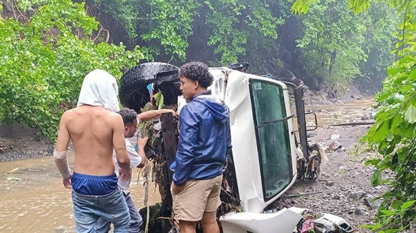 pobladores valle gothel rescatan conductor arrastrado corriente lluvias nicaragua