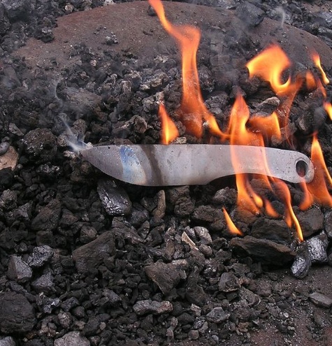 madre quema partes intimas de su hija en waspam