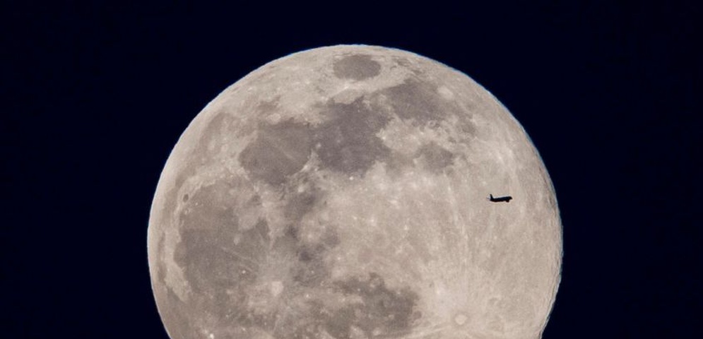 la tierra pone sus ojos luna dia internaiconal