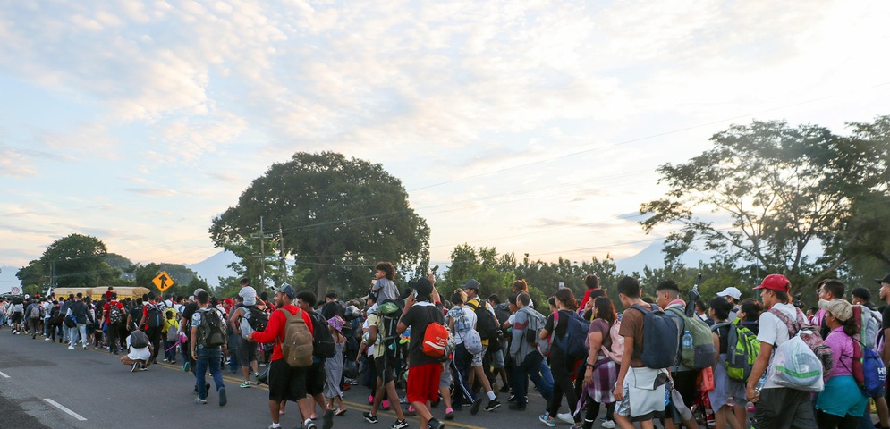 migrantes caminan caravana mexico