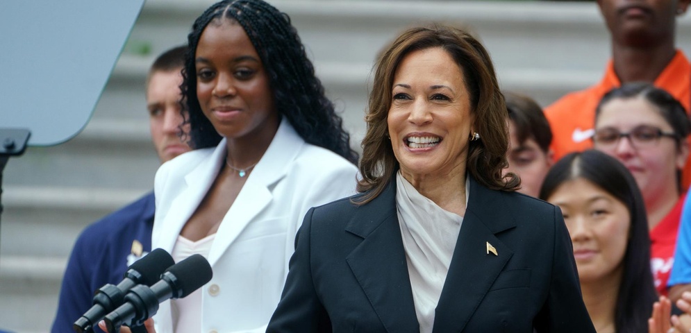 kamala harris elogia mandato biden