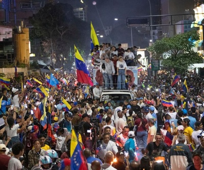 El chavismo y la oposición miden su fuerza en multitudinarias marchas en cierre de campaña