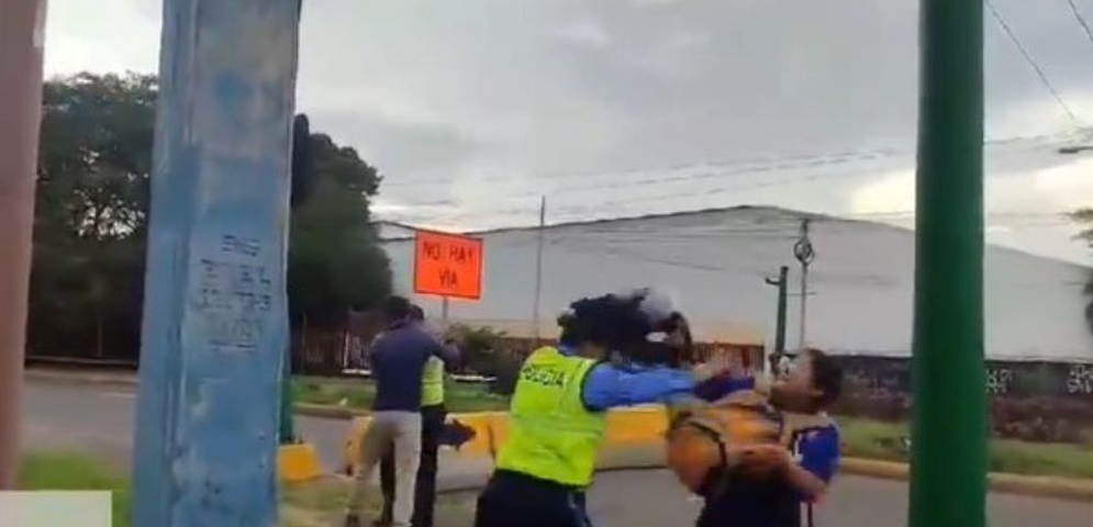 ciudadanos a golpes con policias managua