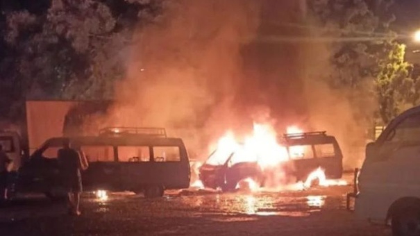 nueve vehiculos quemados en parqueo publico