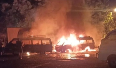 nueve vehiculos quemados en parqueo publico