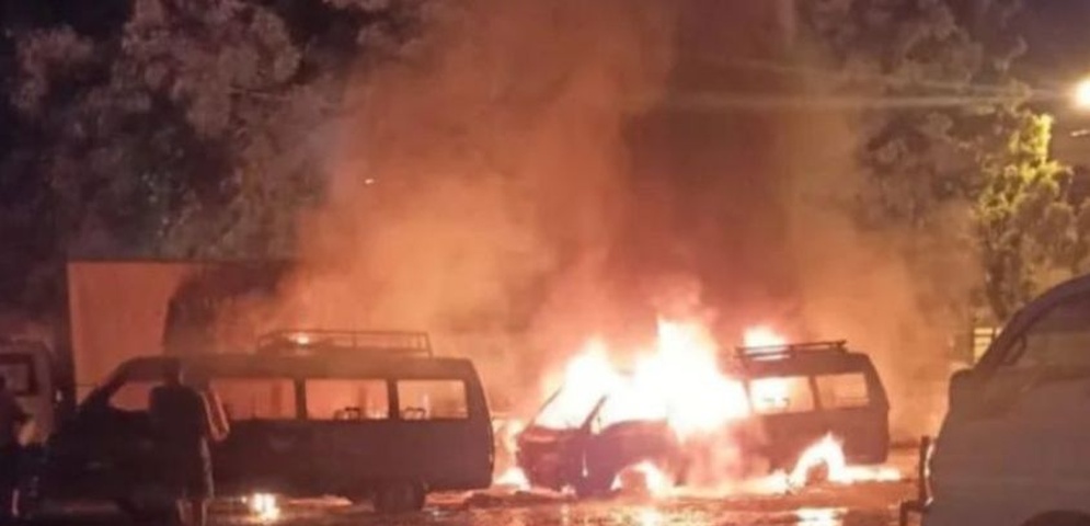 nueve vehiculos quemados en parqueo publico