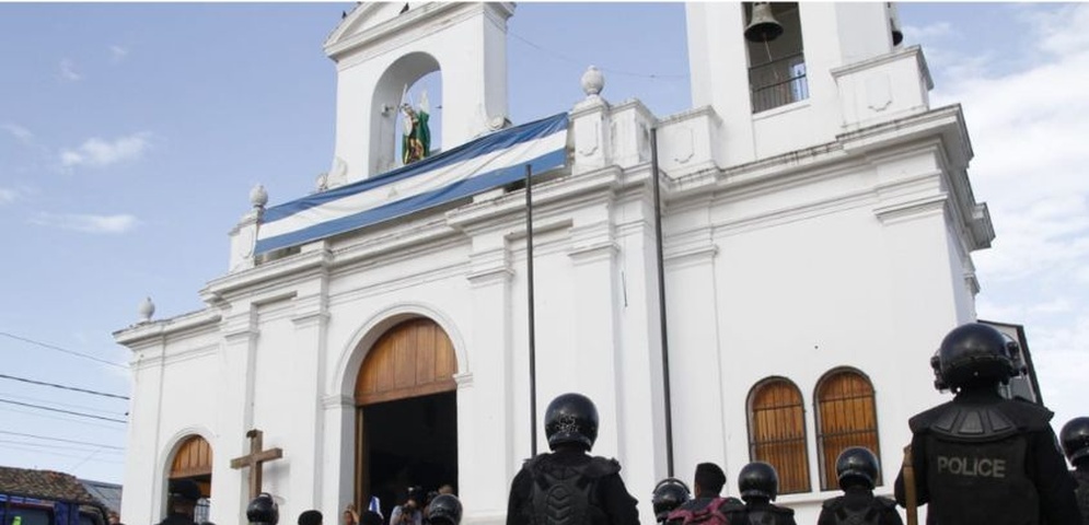 policias antimotines tienen cercada una iglesia en masaya