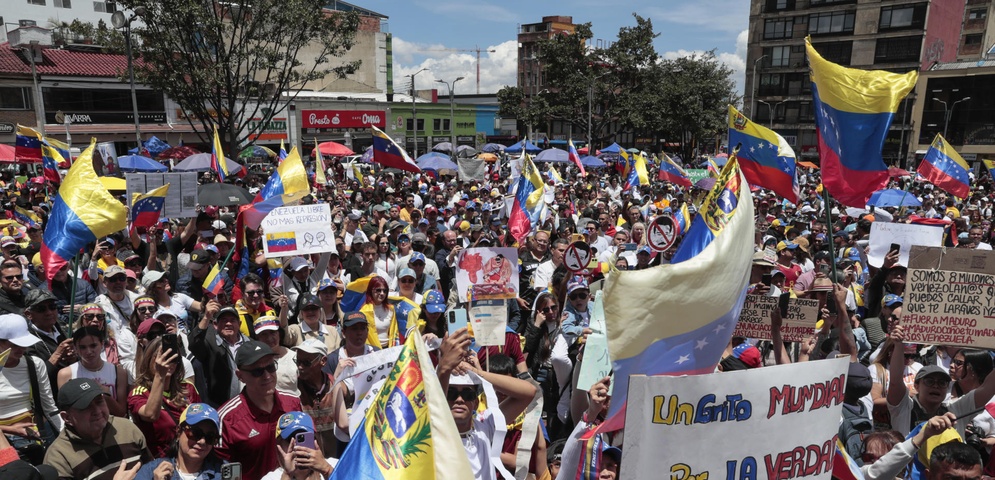 venezolanos se manifiestan. en colombia