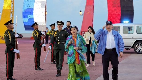 murrillo camina junto daniel puerto salvador allende