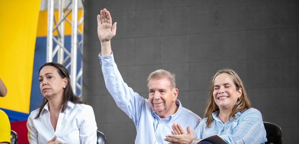 edmundo gonzalez sentado junto a corina machado