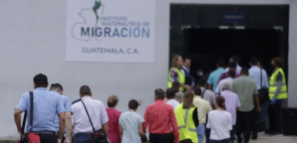 fila nicaraguenses desterrados recibidos aeropuerto guatemala