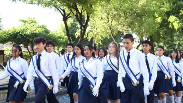 mined prohibe desfilar a estudiantes colegio catolico