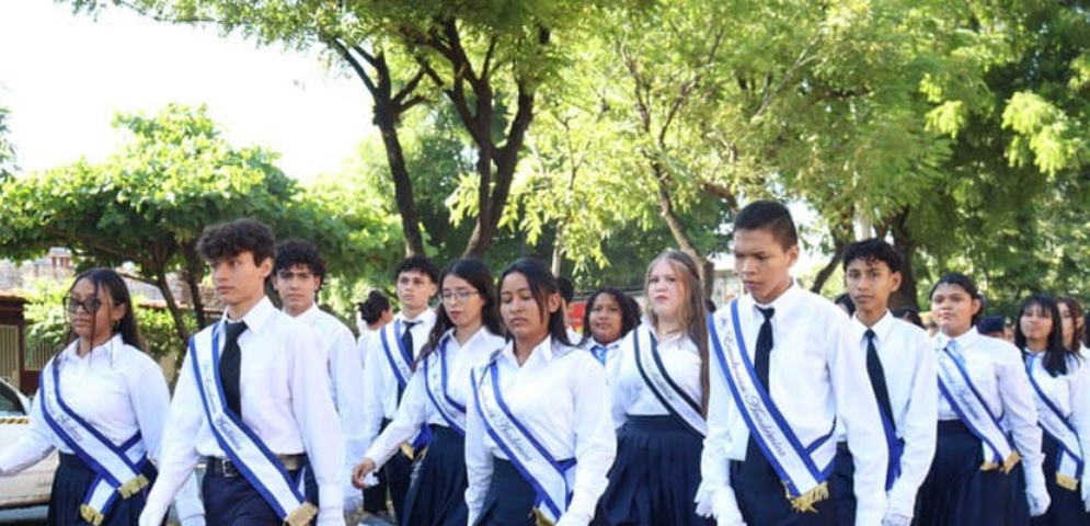 mined prohibe desfilar a estudiantes colegio catolico