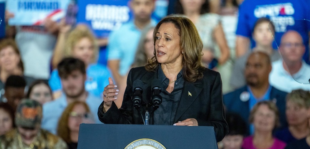 kamala harris habla durante campana presidencial