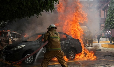 bombero apaga carra incendiado ayotzinapa