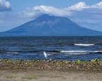 aguas del lago cocibolca frente a la Isla de Ometepe