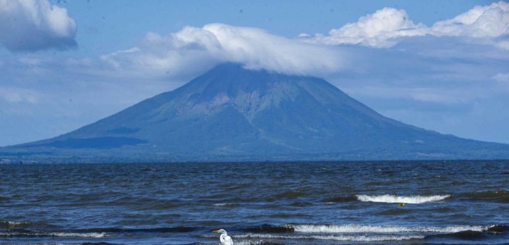 aguas del lago cocibolca frente a la Isla de Ometepe