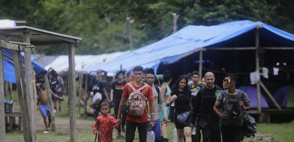 familia migrantes atraviesan campamento selva darien