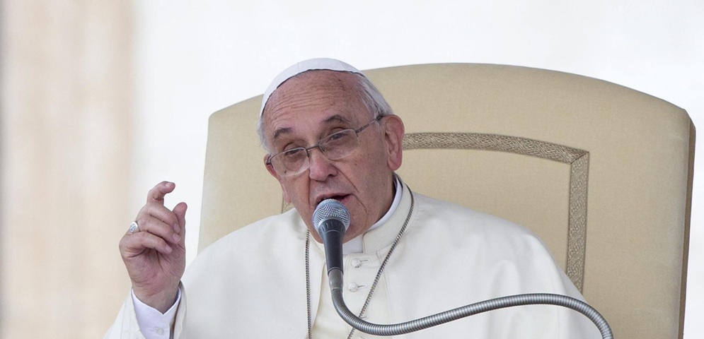 papa francisco refleccionando sentado