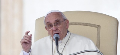 papa francisco refleccionando sentado