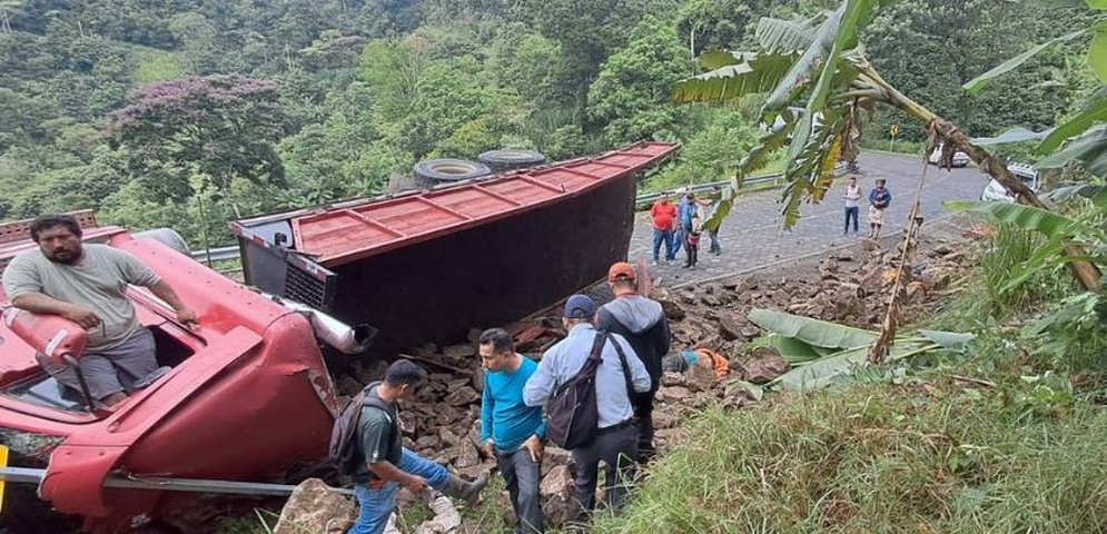 camion rojo volcado carretera matagalpa nicaragua