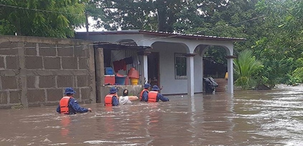 evacuacion familias casas anegadas comunidad tamarindo leon