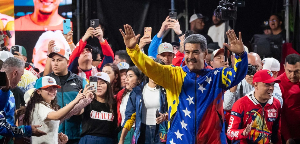 nicolas maduro rodeado multitud venezuela