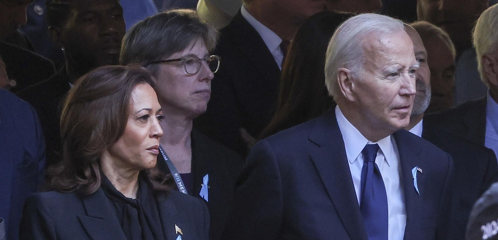 kamala harris junto joe biden rodeado multitud