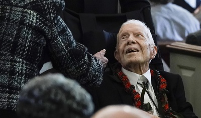 expresidente jimmy carter en silla de rueda