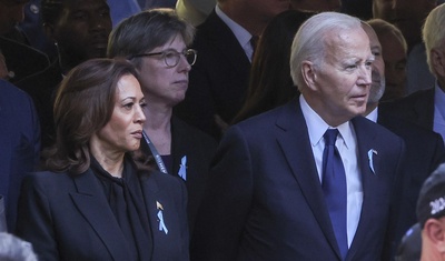 kamala harris junto joe biden rodeado multitud