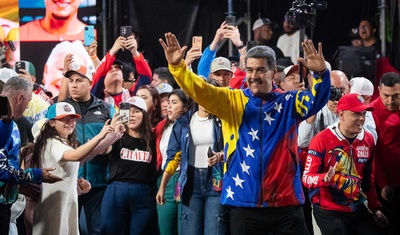 nicolas maduro rodeado multitud venezuela