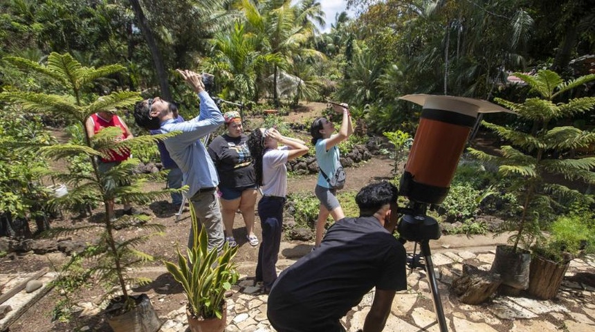 nicaraguenses observan eclipse solar parcial