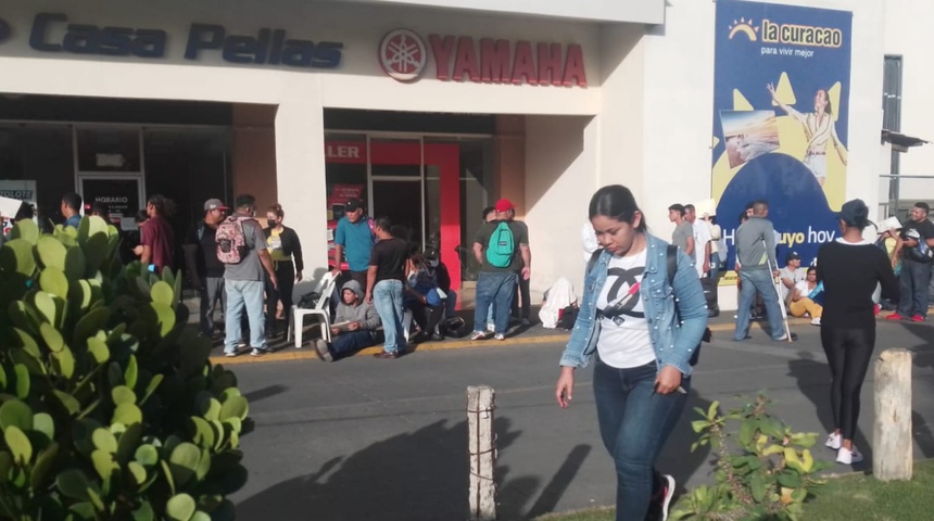 fila de nicaraguenses en oficina de migracion