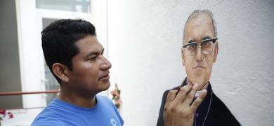 artista salvadoreno pinta monsenor romero