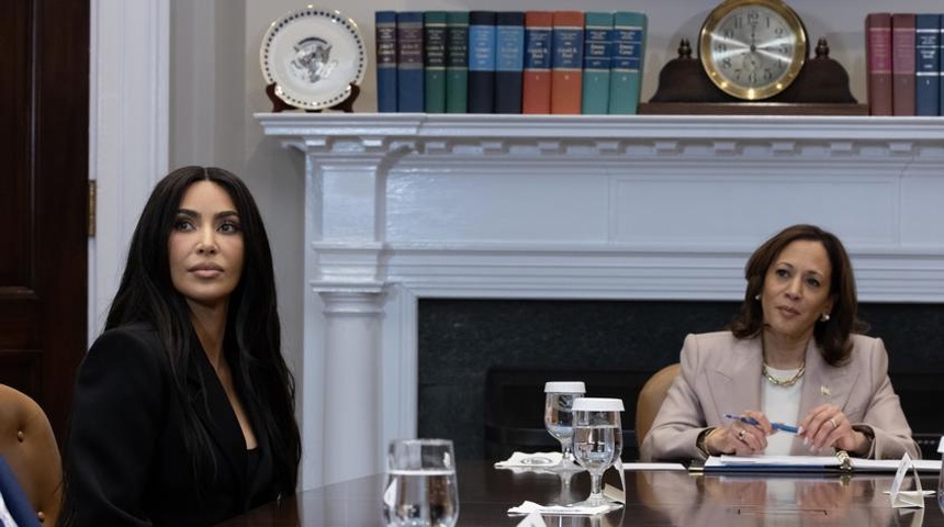 kim kardashian acto casa blanca