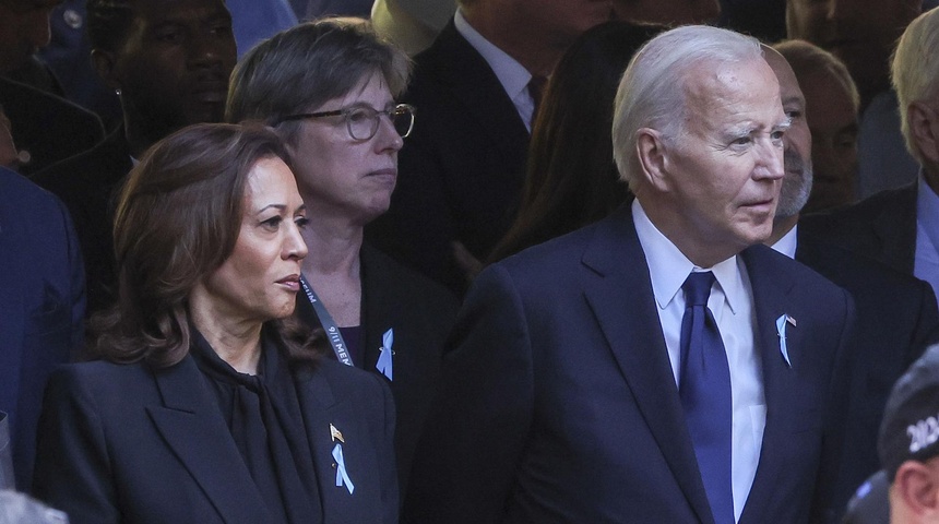 kamala harris junto joe biden rodeado multitud