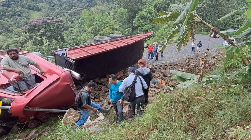 camion rojo volcado carretera matagalpa nicaragua