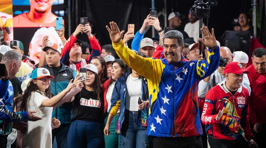 nicolas maduro rodeado multitud venezuela