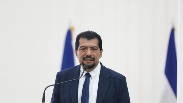 juramentan a presidente del INE