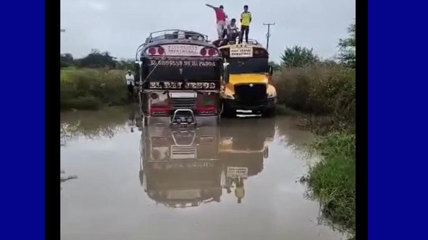 buses inundacion carretera lluvias chinandega nicaragua