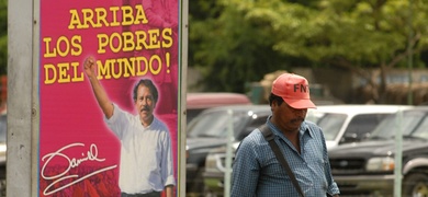 vendedor ambulante camina en managua