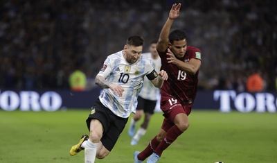 lionel messi disputando balon miguel navarro