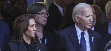 kamala harris junto joe biden rodeado multitud