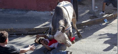 toro embiste a un hombre fiestas santo domingo