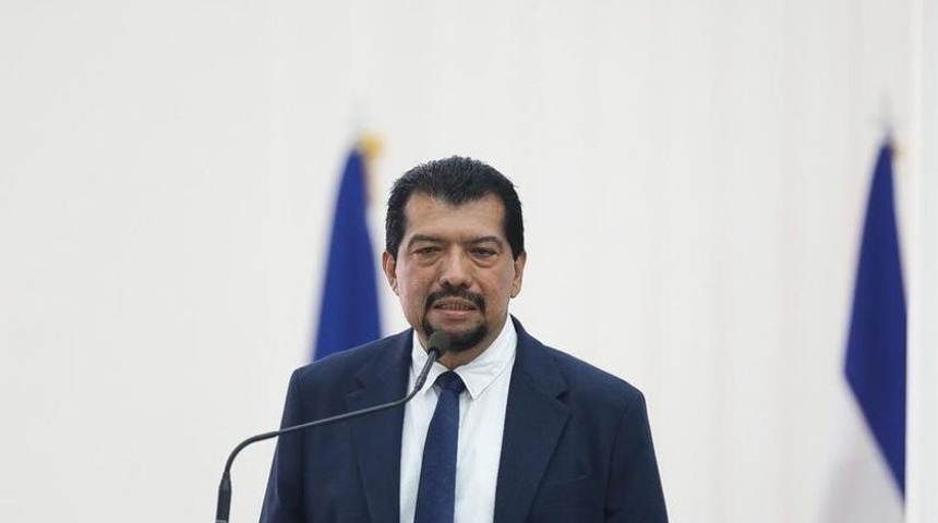 juramentan a presidente del INE