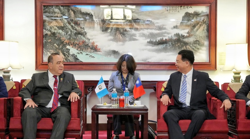 Ministro de Relaciones Exteriores de Taiwán, Joseph Wu (dch), hablando con el presidente de Guatemala, Alejandro Giammattei (izq), tras su llegada a Taiwán.