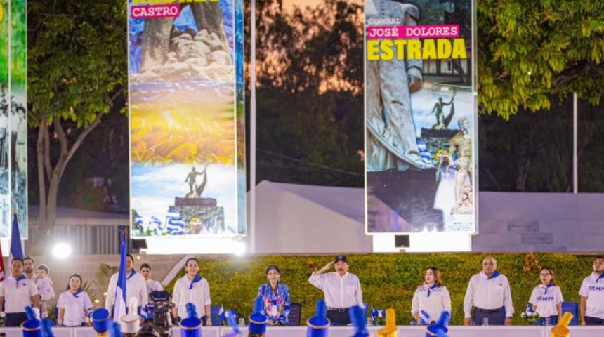 daniel ortega junto rosario murillo en desfile patrio