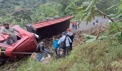 camion rojo volcado carretera matagalpa nicaragua