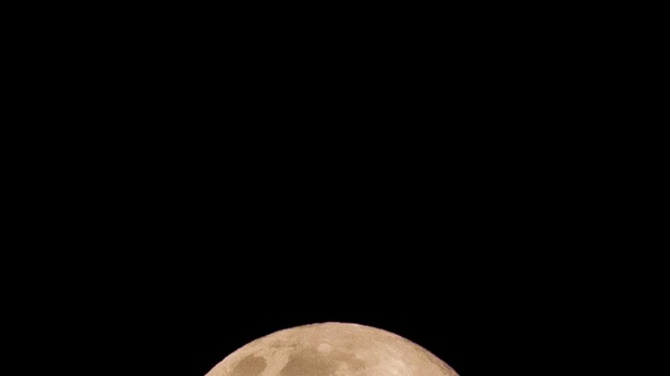 fotografia de la luna fondo negro